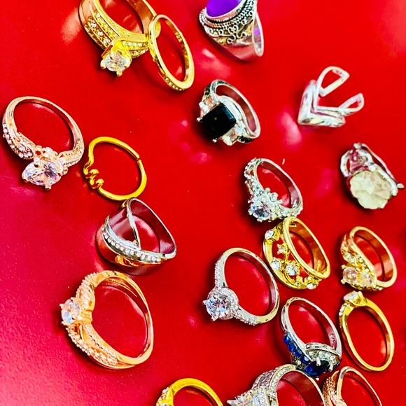 NEW 22 Pieces Fashion Jewelry Rings Lot. - Picture 1 of 4